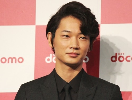 綾野剛 インスタ開設で豪華ショット投稿 でもファンは心配 山田孝之が J Cast ニュース