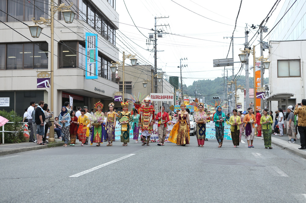 気仙沼の街を パレードは行く 地元支えるインドネシアとの縁 震災8年 海外とつながる 4 J Cast ニュース 全文表示