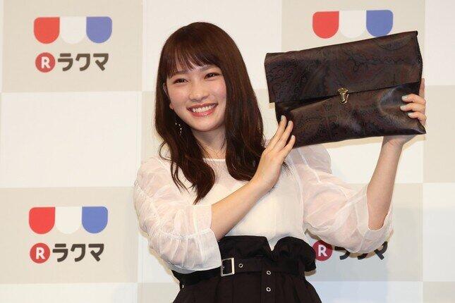 川栄李奈の 首根っこ掴み 炸裂 浜野謙太とのツーショット5連発 J Cast ニュース