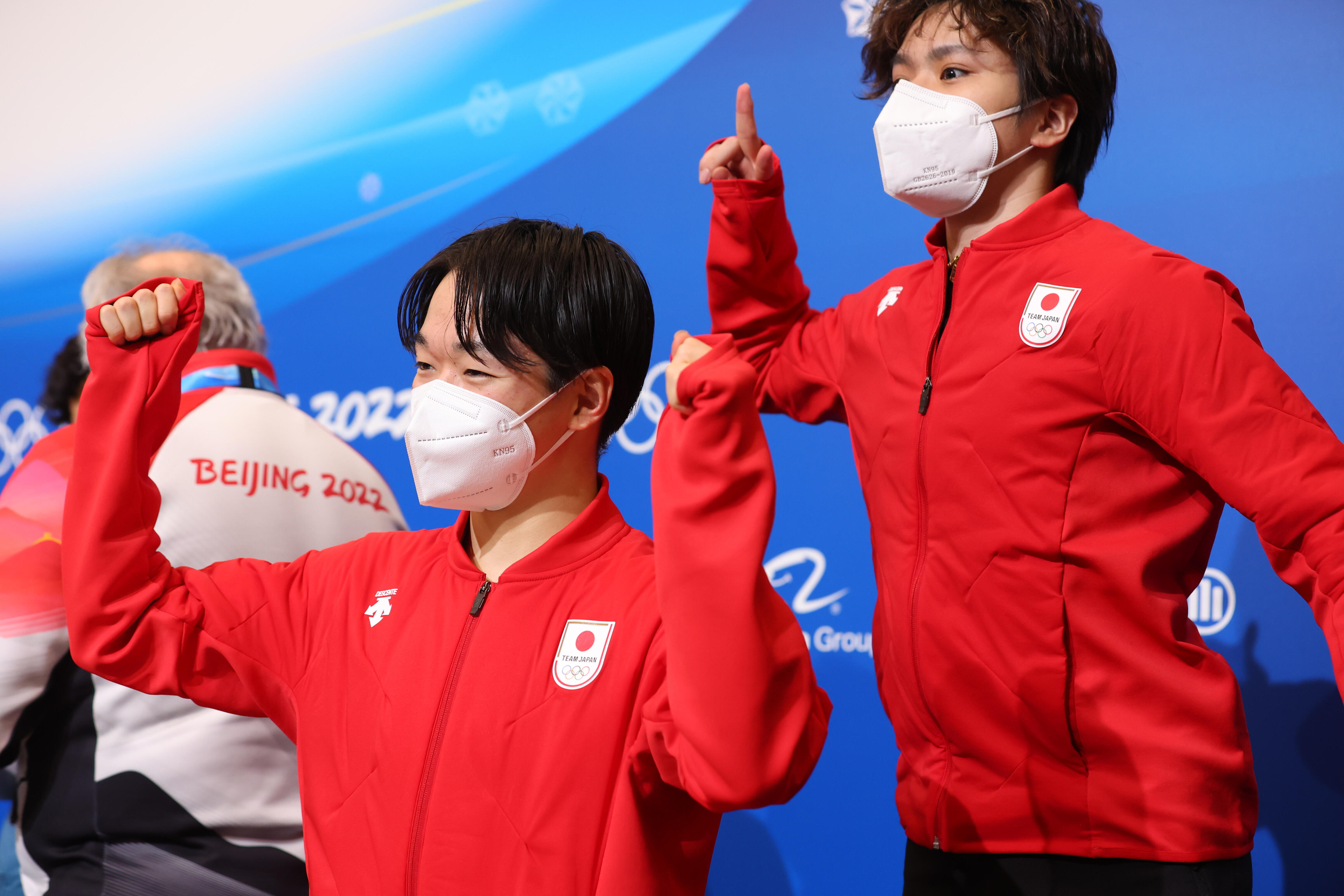 鍵山優真の後ろで...宇野昌磨「飛び跳ねピース」 フィギュア会見後の一幕にファン歓喜「なかよし」: J-CAST ニュース