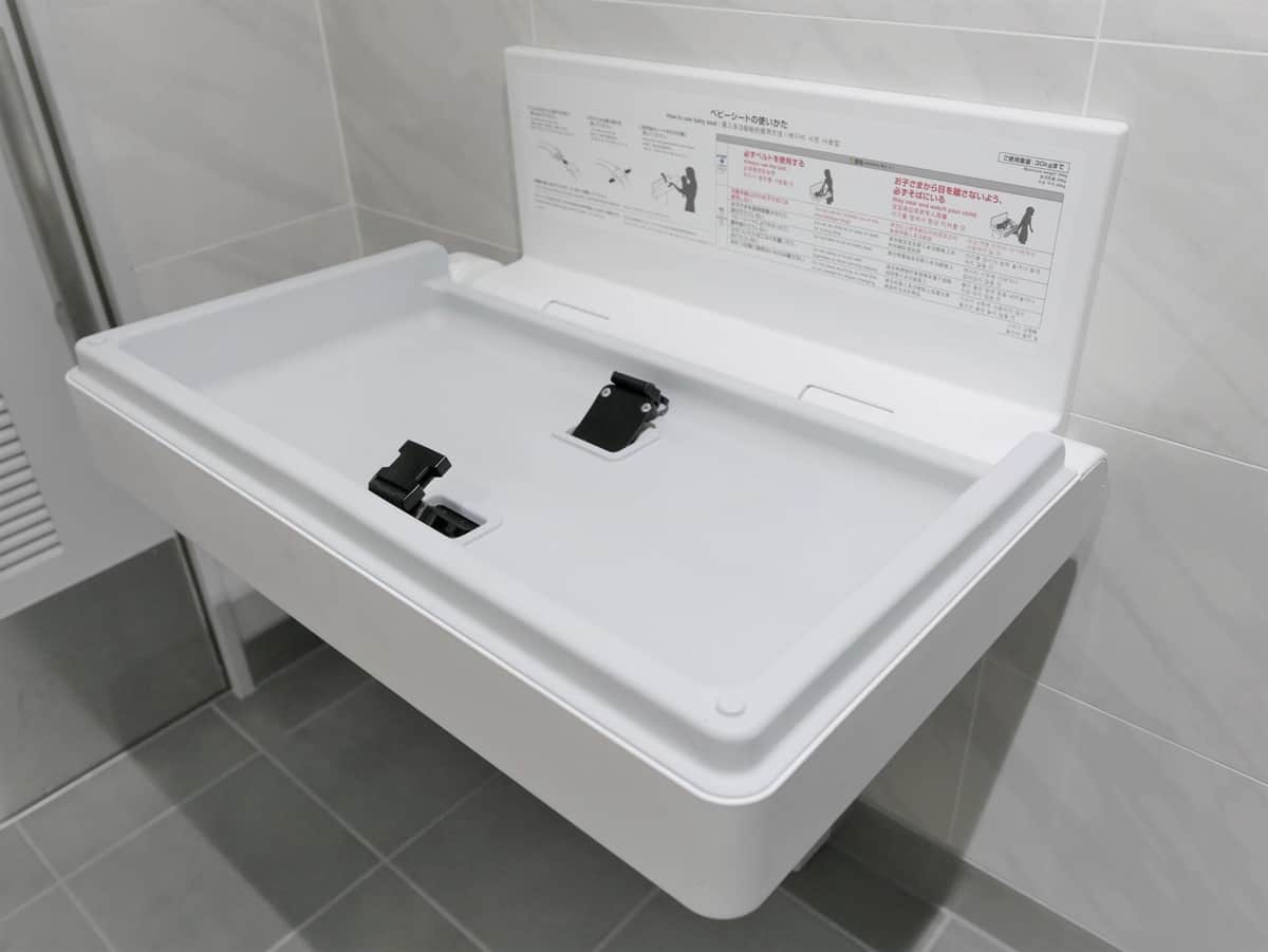 男性用トイレにオムツ交換台を」訴えた2児の父 施設も「拡充に努める