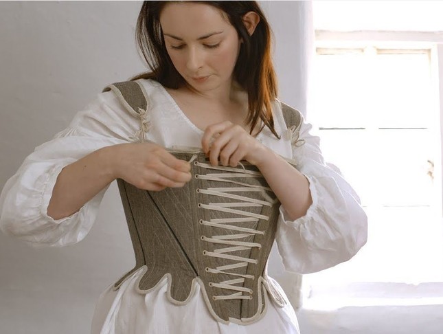 コルセットをつけるだけでも大変そう（Youtubeの「Getting dressed in the 18th century-working woman」より）