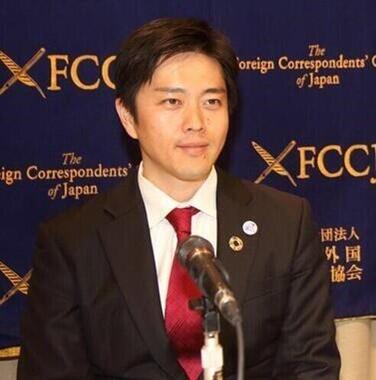 やっとすべての店が休業してくれたと報告する吉村洋文大阪府知事