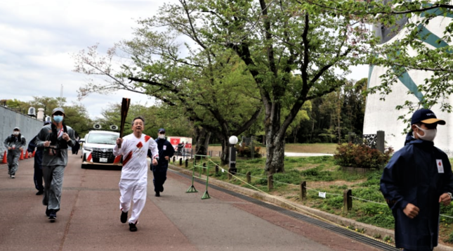 無観客の万博公園を走る大阪府の聖火リレー（五輪組織委公式サイトより）