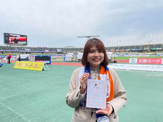 スタジアムにて。サントリーウエルネス メディア部 「Be supporters!」企画推進リーダーの吉村茉佑子さん