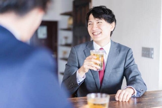 冷たいものを飲んで休憩するビジネスパーソン（画像はイメージ）