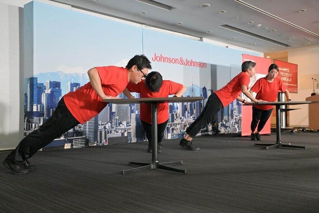 日常生活の中で気軽に実施できる独自の「予防エクササイズ」。イベント時の様子。骨に刺激を与え、筋力と筋量を増やし、骨密度の維持や向上を目指す（※エクササイズは、健康状態に配慮し、転倒等にご注意を）