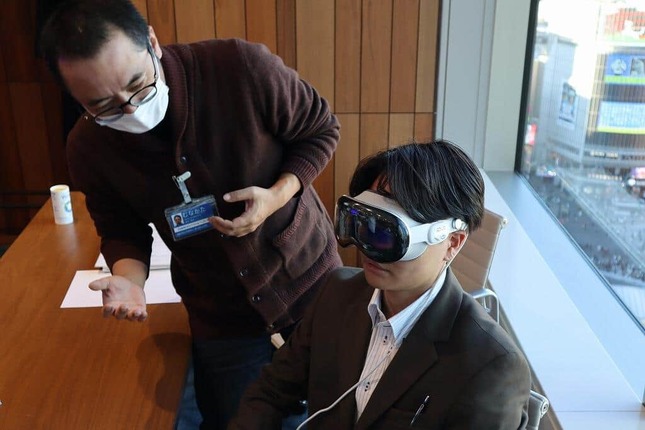 参加者が「空飛ぶ車」のVRを体験している様子