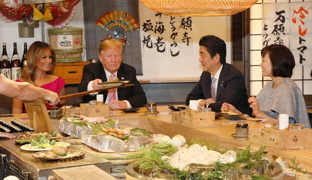 六本木の居酒屋で炉端焼きを味わうトランプ大統領と安倍首相夫妻（首相官邸ホームページより）