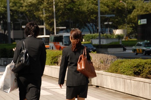 「就職氷河期世代」支援、主婦から強い要望も訝しげ......「四大卒女子ですら拒否されていた」時代 