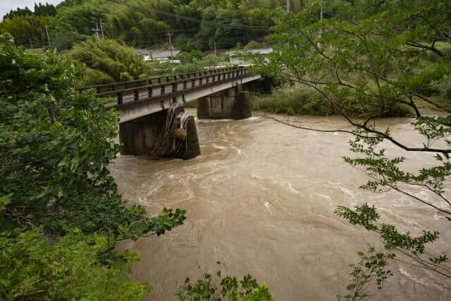 大雨で河川が増水して……（写真はイメージ）