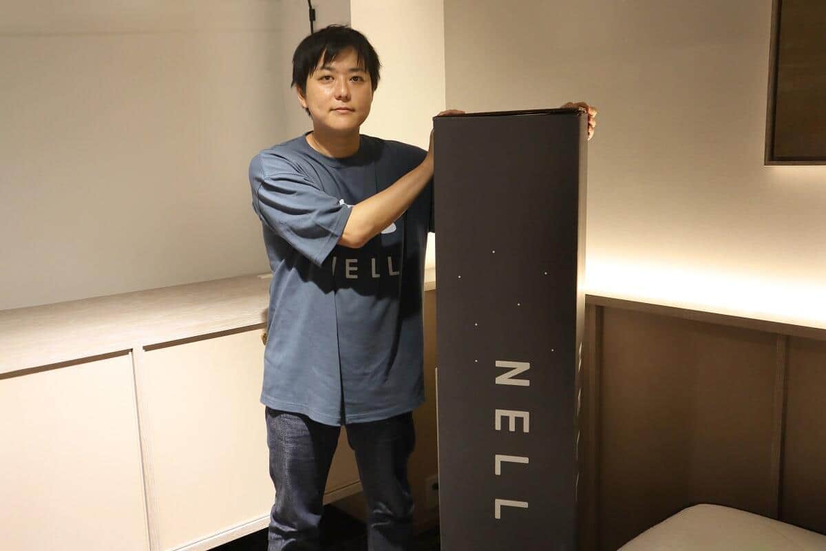 自社商品「NELLマットレス」を掲げる「株式会社Morght」執行役員の宮下大和さん