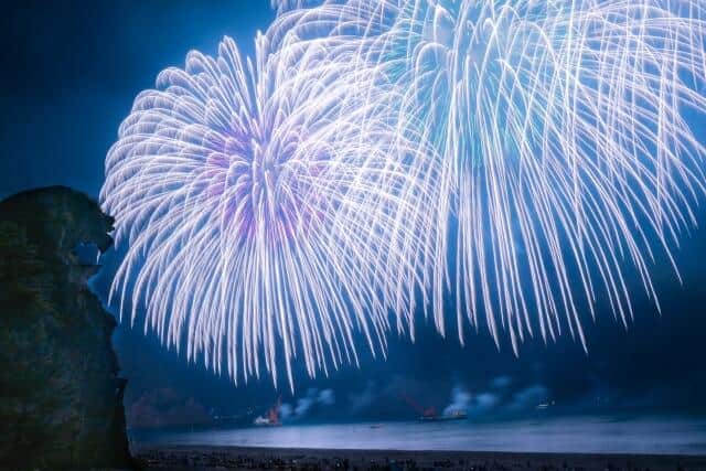 花火になぜ色が付くのか、考えたことはあるだろうか（写真はイメージ）