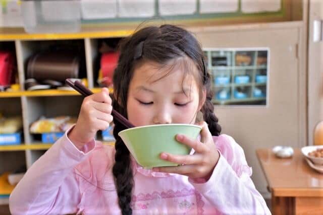 子どもは学校給食が大の楽しみ（写真はイメージ）
