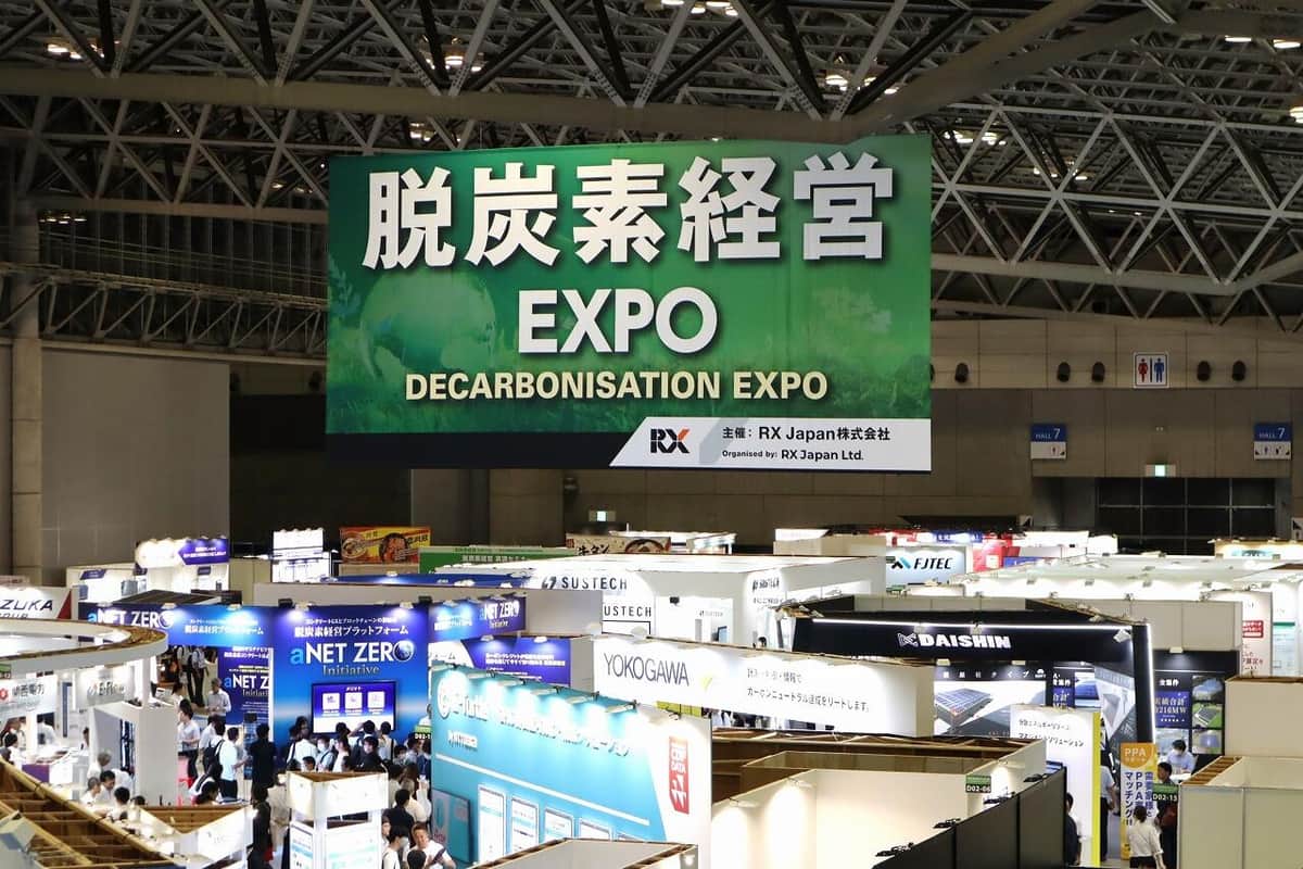 出展企業のプレゼンは、かなりの人だかり...「脱炭素経営EXPO 秋展」大盛況　関心高まるCO2削減のヒントに、商談の場に