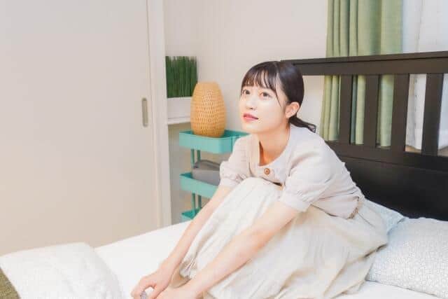 睡眠時間が多い...そう考えている人たった4%の調査結果　理由の半数は「夜ふかし」