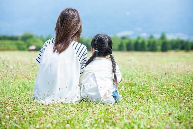 経済・景気が少子化に及ぼす影響は？　3位「十分な学費・教育費の確保」、2位「消費税や所得税増税」、1位は？