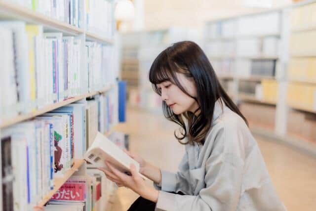 図書館は増え、利用者は減る...いびつな「図書館離れ」 非正規職員は低賃金、課題山積み（鷲尾香一）