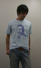 「Tシャツ」に採用された「偉人」　 リンカーン、芥川、そして…