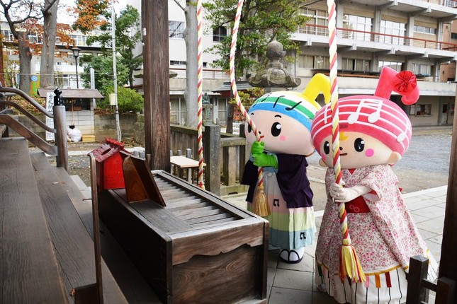 安積国造神社でお参りするがくとくん(左)とおんぷちゃん