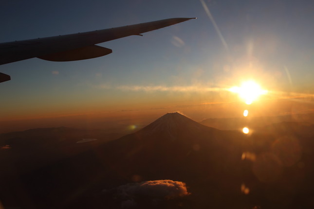 雲の向こうから太陽が見えると、乗客からは歓声があがった