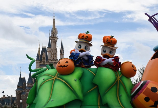 東京ディズニーランドの「ハロウィーン・ポップンライブ」のアヒルの3つ子のうちの2人