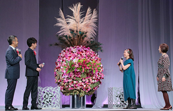 除幕された「花のオブジェ」