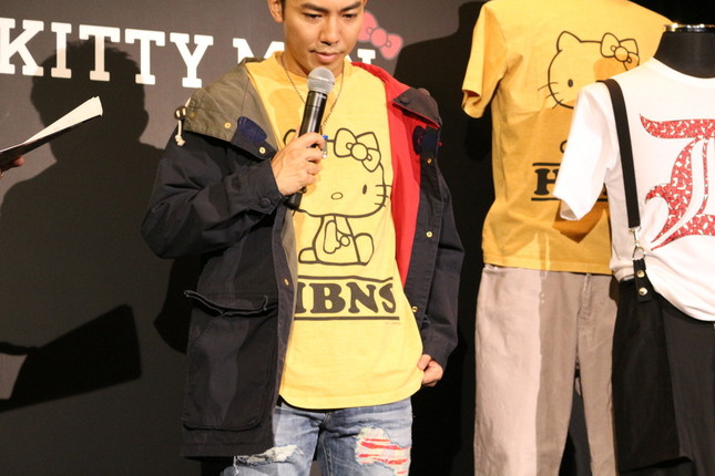 ALEXANDERLEECHANG（ジャケット）/HBNS（Tシャツ）