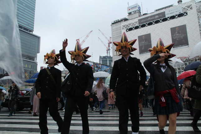 渋谷・スクランブル交差点を闊歩