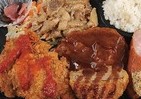 ご飯少なっ！！　極限まで肉系おかずを詰め合わせたミニストップの「肉弁当」