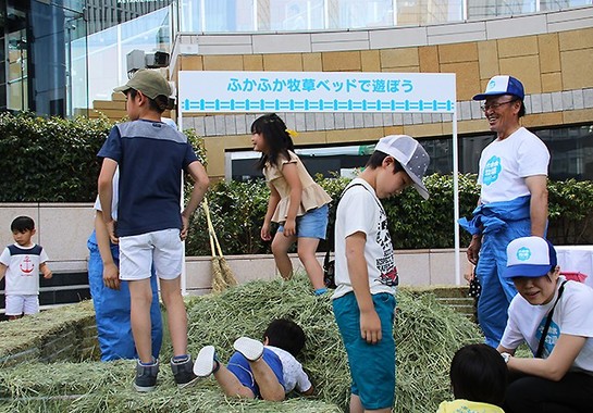 会場の「ふかふか牧草ベッド」に子どもたちは夢中