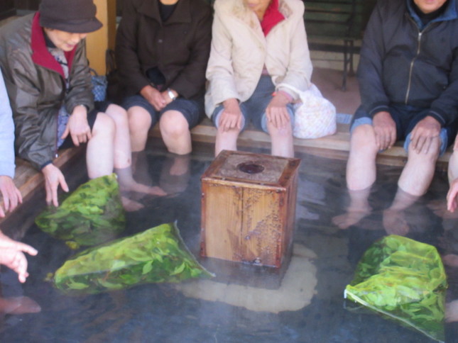 「足湯」を楽しむ来場者ら