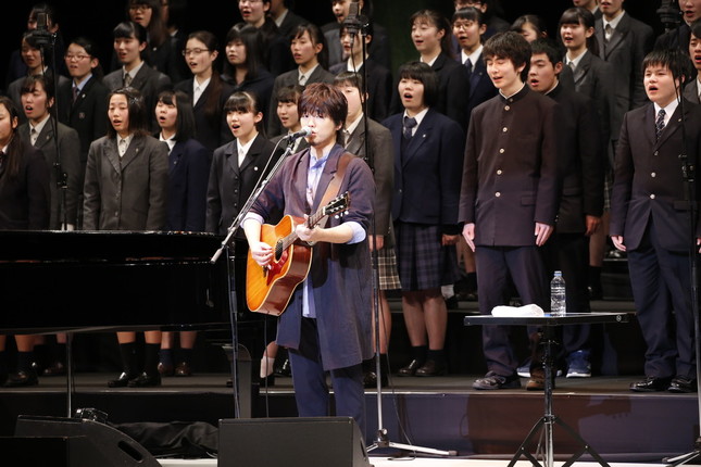秦 基博が高校生と ひまわりの約束 を合唱 仙台で 復興支援音楽祭 J Cast トレンド