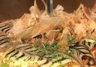 さすが大阪！お好み焼きにたこ焼き挟む　まるでタワーの「コナモンバーガー」