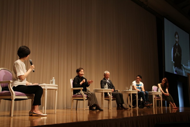 左から小島慶子さん、秋山弘子氏、清水国明氏、木戸俊介氏、上条百里奈氏