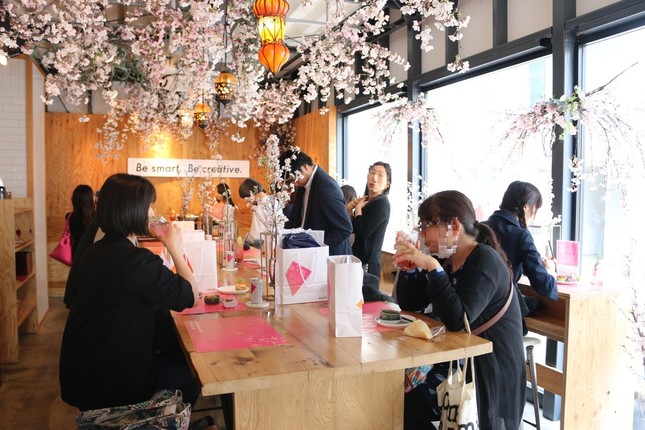 店内も桜づくし（一部加工、2019年3月撮影）