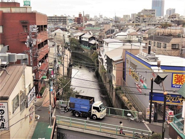 中2の野原さんが目ざした中井駅あたり。中央は妙正寺川＝冨永写す