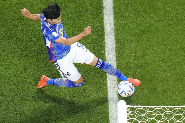 カタールW杯の日本代表快進撃を象徴する「三笘の1ミリ」。三笘薫の執念のアシストが、スペイン戦での逆転ゴールを呼んだ（写真：AP/アフロ）