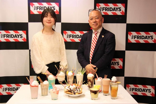 説明会に登壇した江崎グリコ　Pockyマーケティンググループ大森美幸さん（写真左）とTGI Fridays Japan 棗陵二さん（同右）