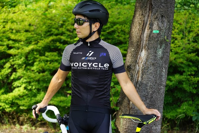 声優・マルチクリエイターの野島裕史さん。ロードバイク好きが高じて、仕事にもなっているという