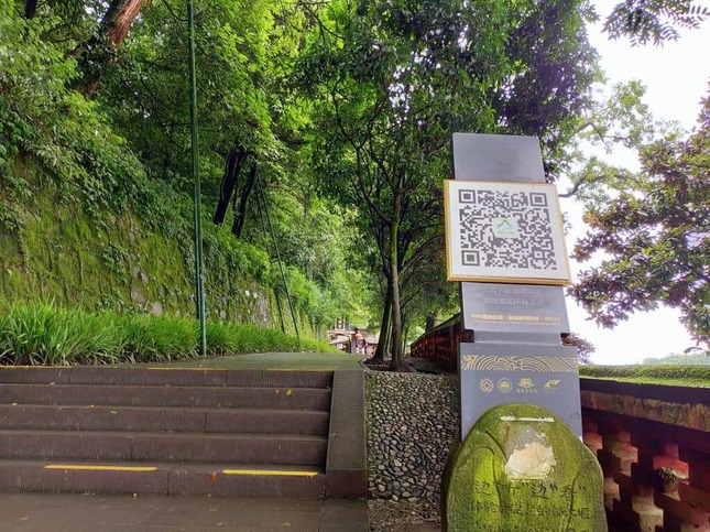 世界遺産である四川省の「都江堰」では、園内マップを確認するためのQRコードが各所に設置されていた。紙のパンフレットなどはなくなっている