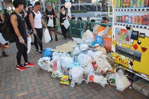 マッチョのゴミ拾い・吾妻橋公園入口　祭りの後のごみ大量に