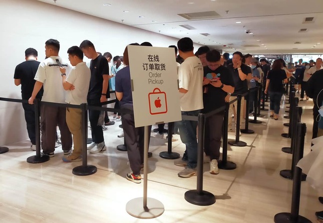 上海市のアップルストア。22日にiPhone 15シリーズ発売日にはオンラインで予約した人たちが長い列をつくった