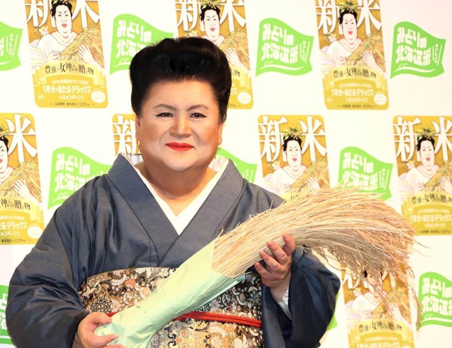 鈴木直道北海道知事が実際に刈った稲を持つマツコさん