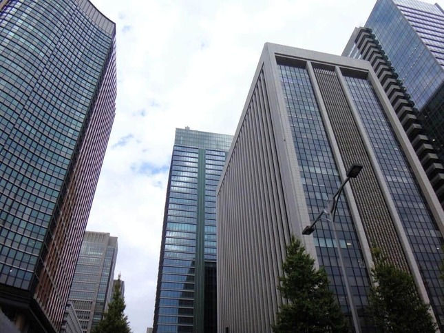 40年前の威容を留める三菱UFJ銀行の本店（右手前）だが、周囲の高層化で埋没感も
