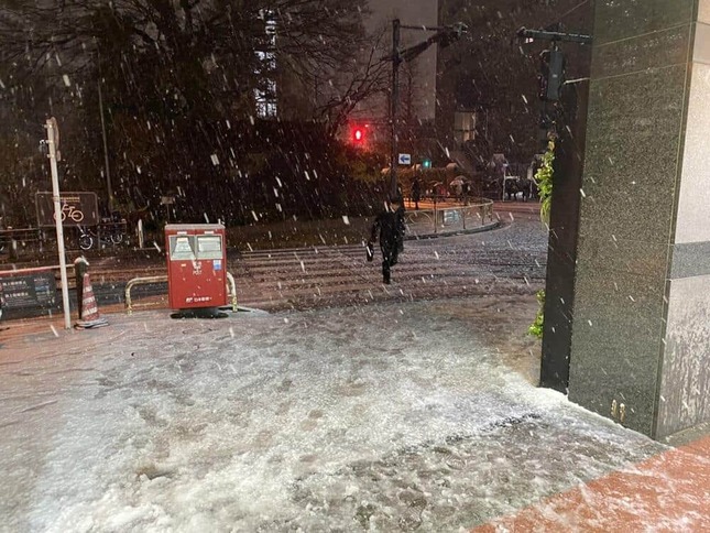 降雪が激しくなった2月5日夕の東京・四ツ谷駅周辺