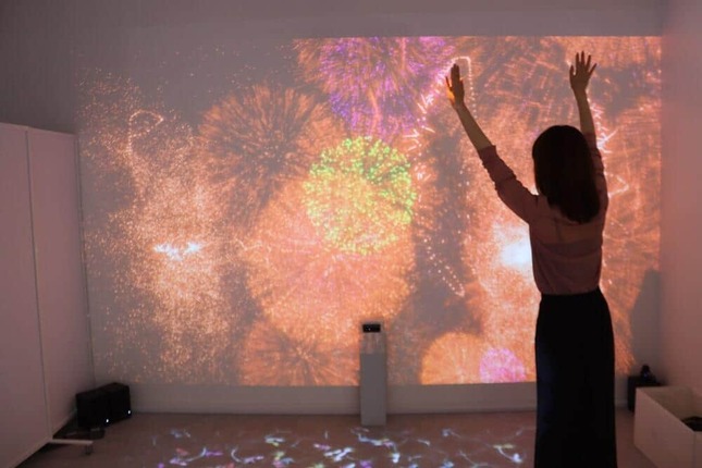 自分の姿が夜空に浮かび、体を動かすことで様々な形の花火を打ち上げることができる「縁花火」