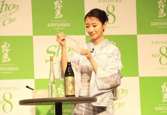 「KIRISHIMA　No.8」の炭酸割りを自らつくる波瑠さん