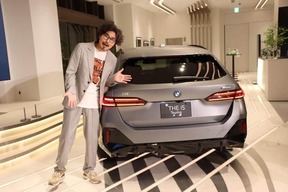 電気自動車BMW「THE i5 Touring」と小澤さん