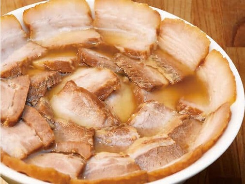 麺が見えない！？焼豚が豪快に盛りつけられた裏メニューを味わえる